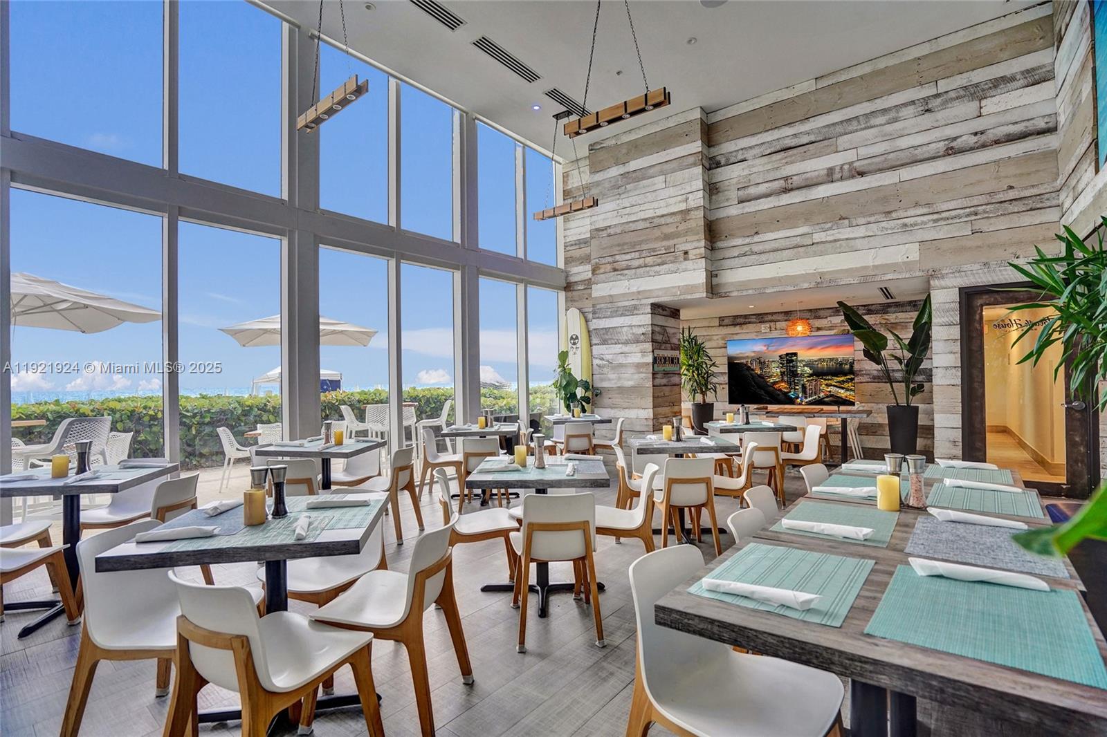 1601 3 / 4 2928 кв.футов $ 2025-11-27 0 Фото