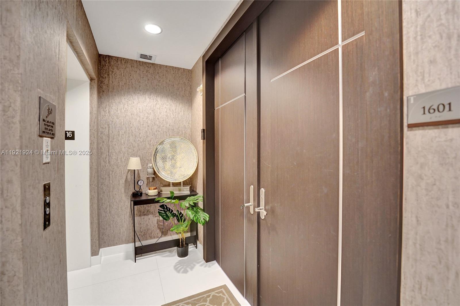 1601 3 / 4 2928 кв.футов $ 2025-11-27 0 Фото