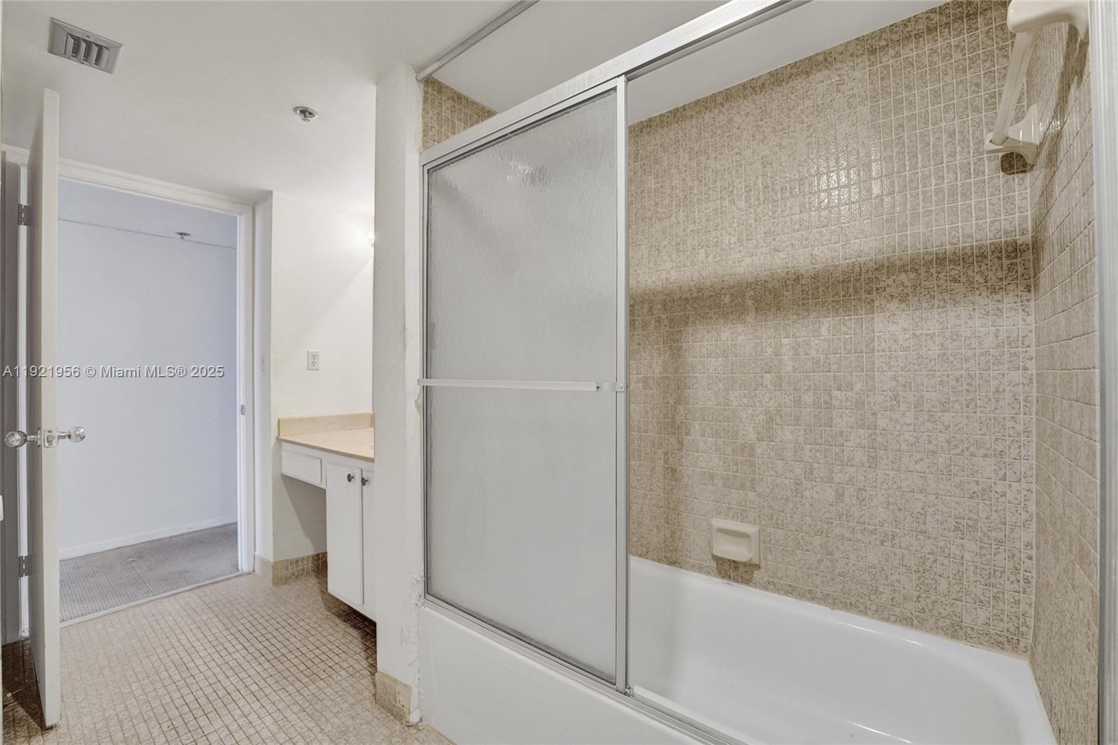 1715 0 / 1 762 sq. ft. $ 2025-11-28 0 foto