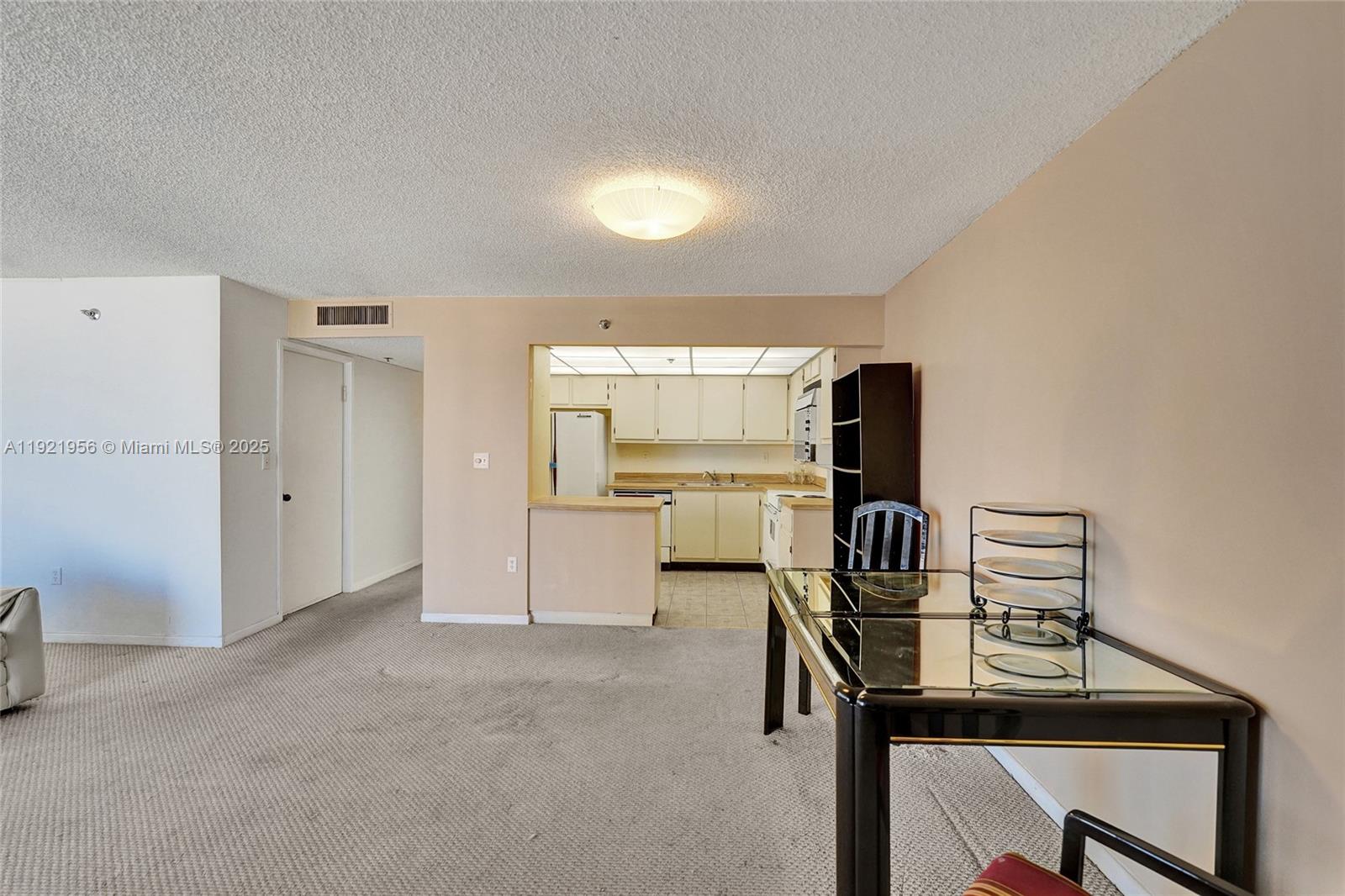 1715 0 / 1 762 sq. ft. $ 2025-11-28 0 foto