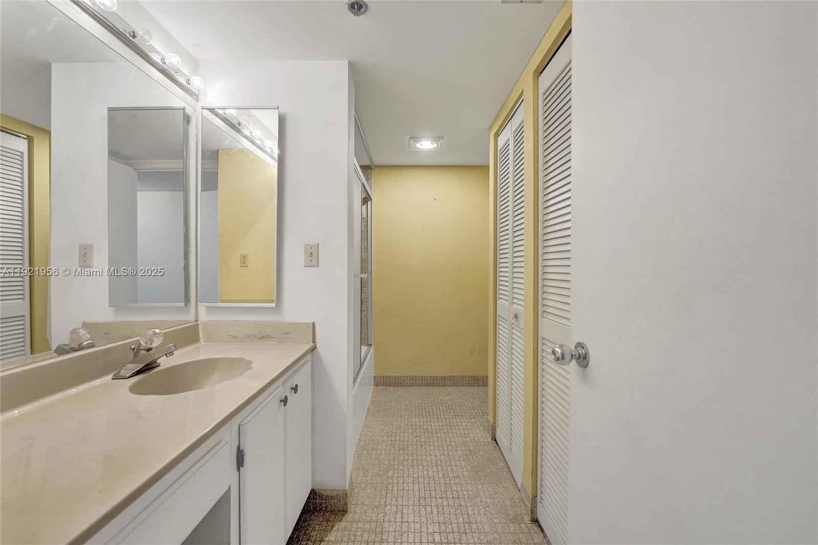 1715 0 / 1 762 sq. ft. $ 2025-11-28 0 foto