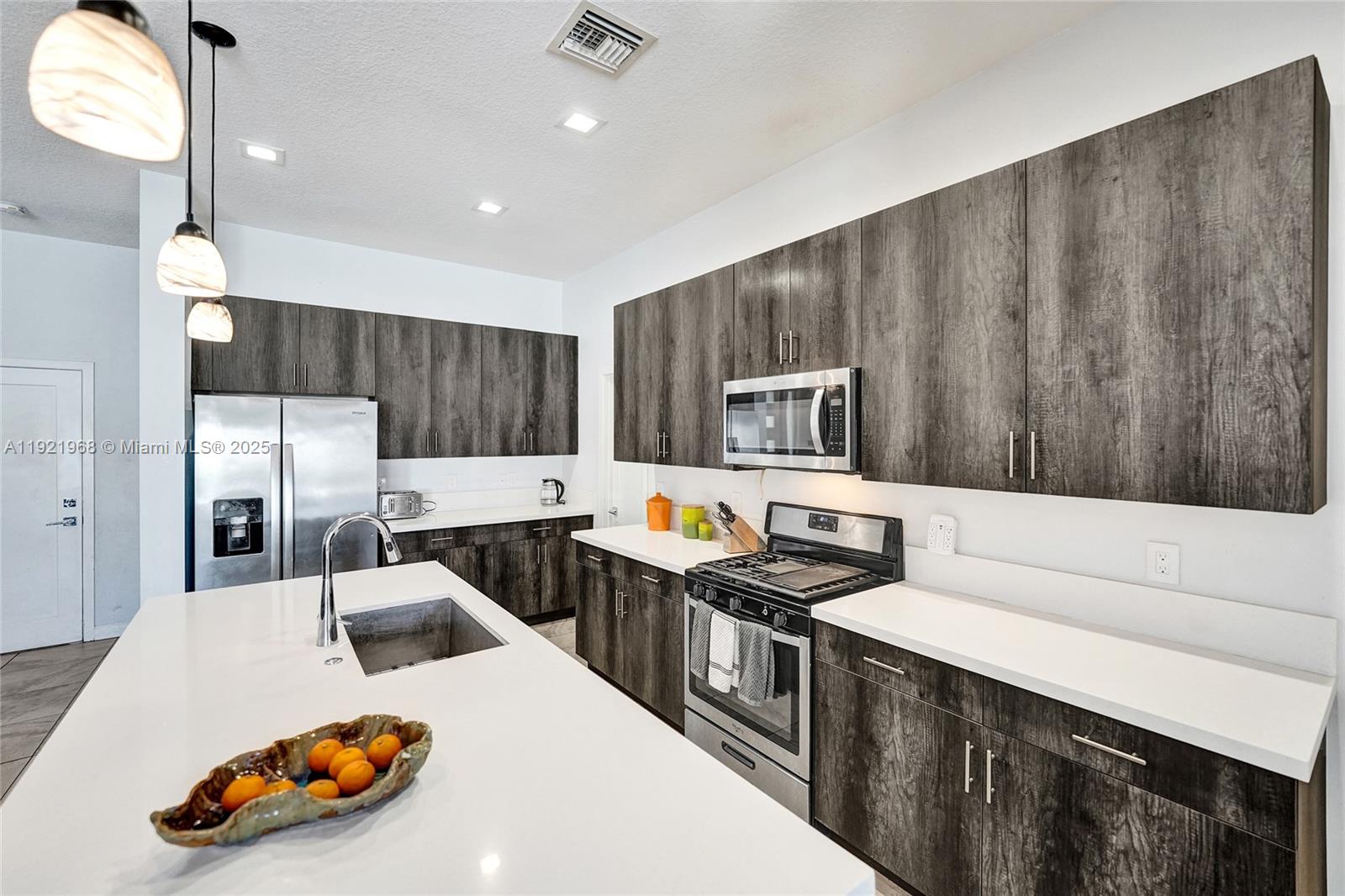 4947 3 / 3 2187 sq. ft. $ 2025-11-28 0 Photo