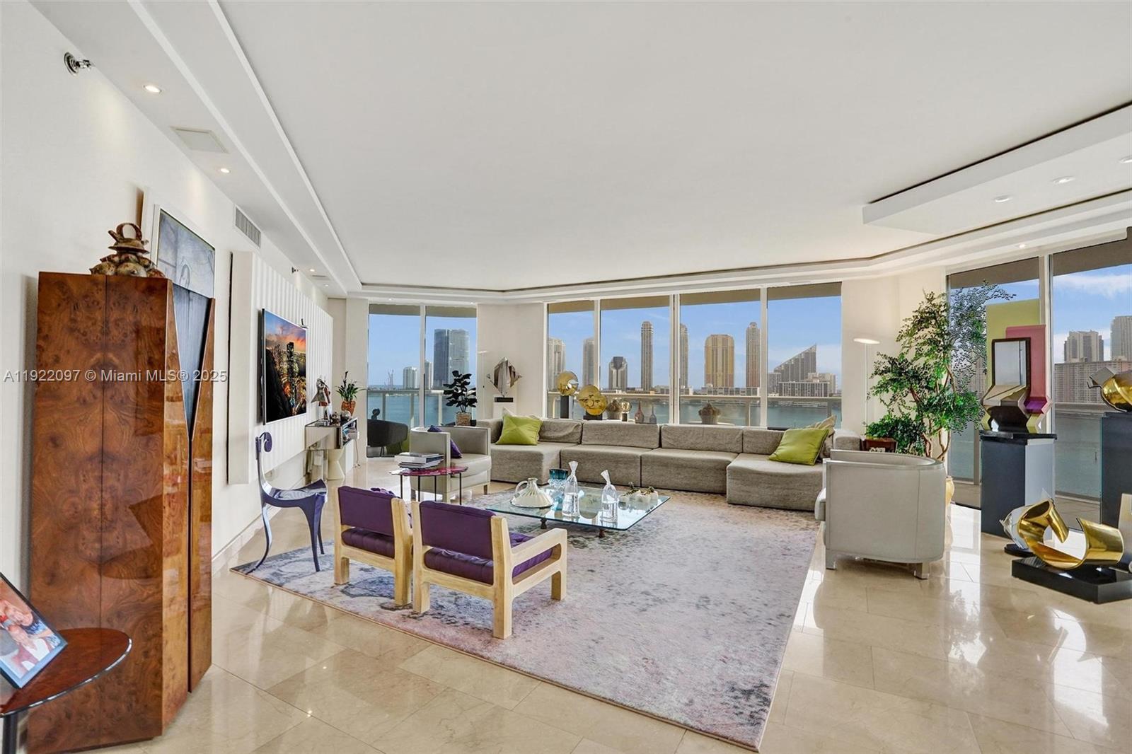 1007 2 / 2 2120 sq. ft. $ 2025-11-28 0 foto