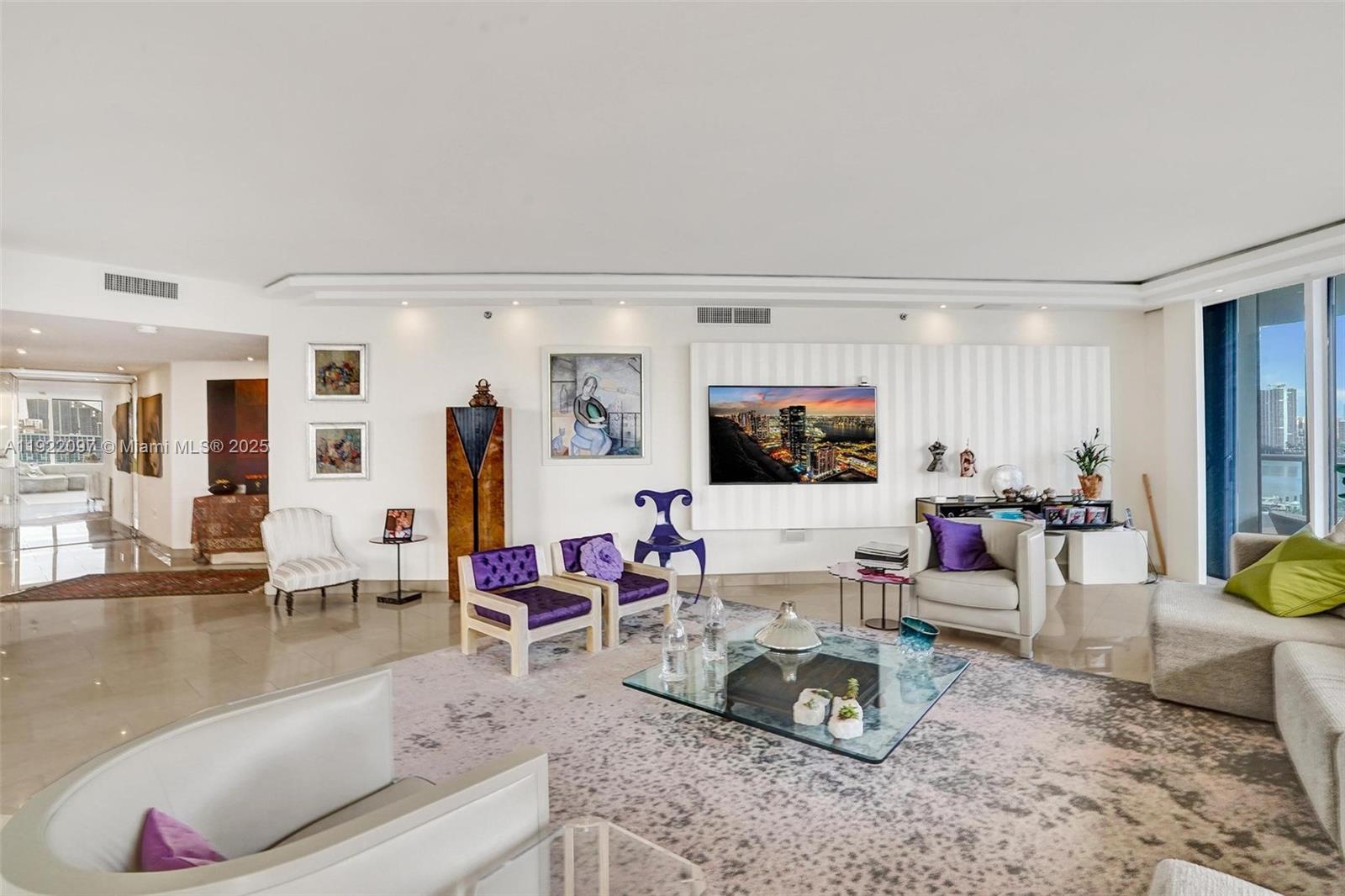 1007 2 / 2 2120 sq. ft. $ 2025-11-28 0 foto