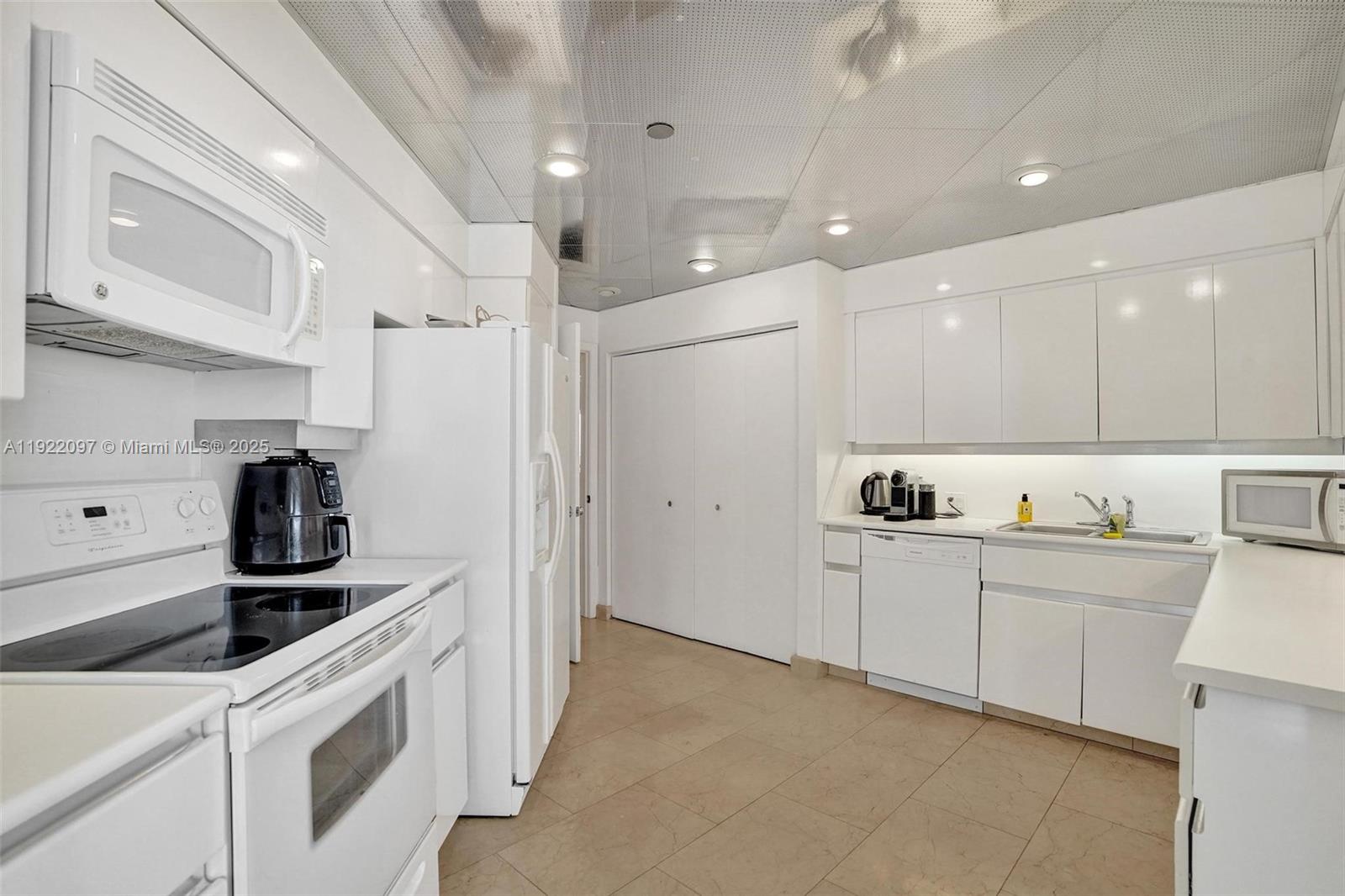 1007 2 / 2 2120 sq. ft. $ 2025-11-28 0 foto