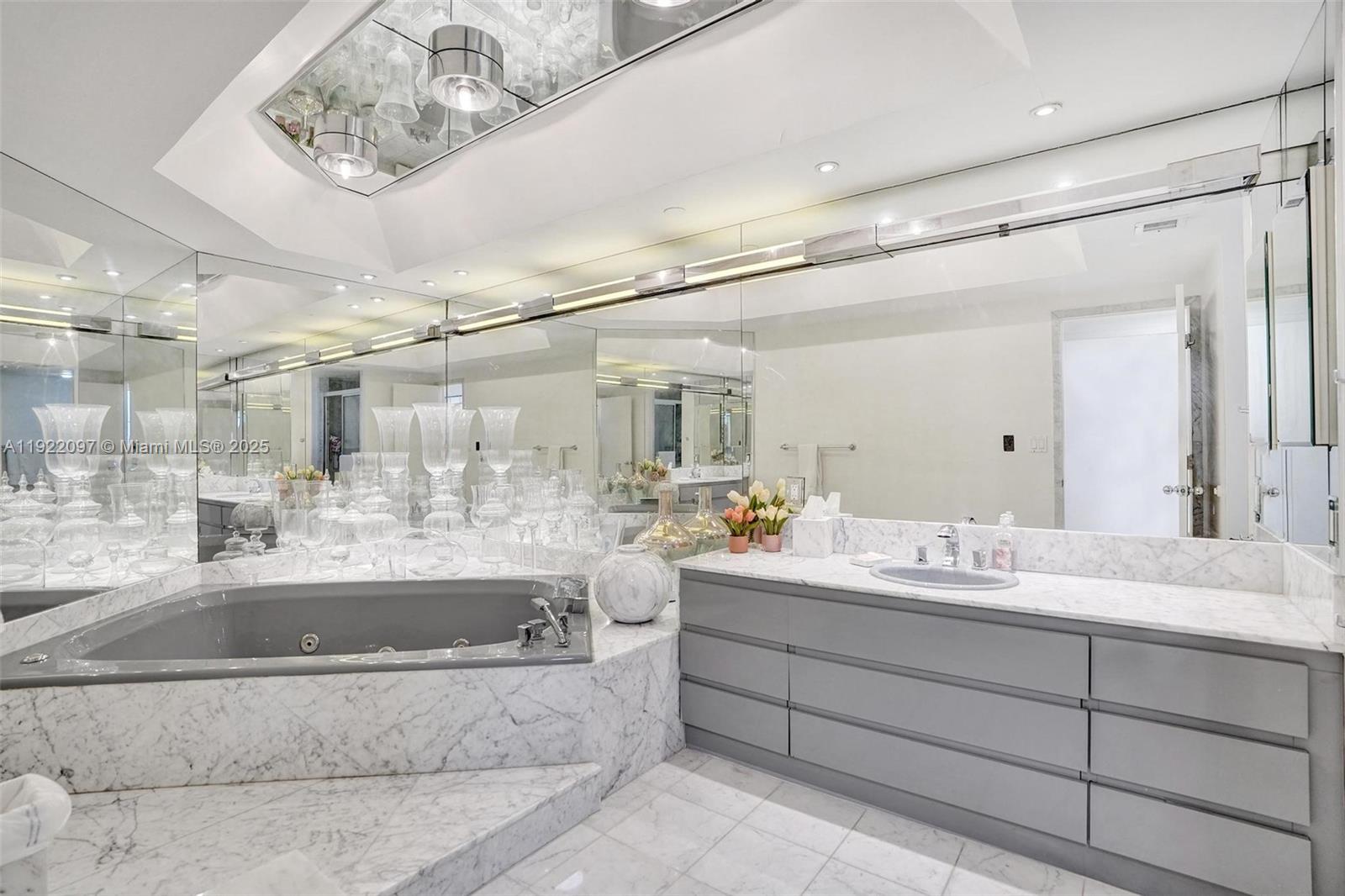 1007 2 / 2 2120 sq. ft. $ 2025-11-28 0 foto