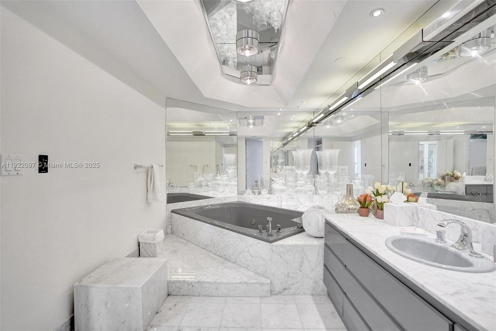 1007 2 / 2 2120 sq. ft. $ 2025-11-28 0 foto