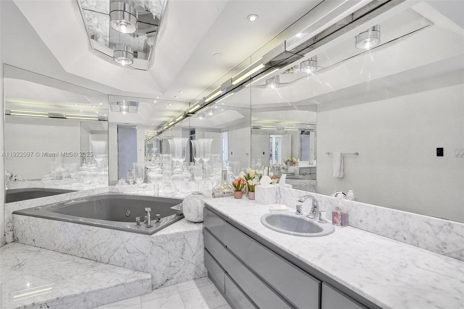 1007 2 / 2 2120 sq. ft. $ 2025-11-28 0 foto