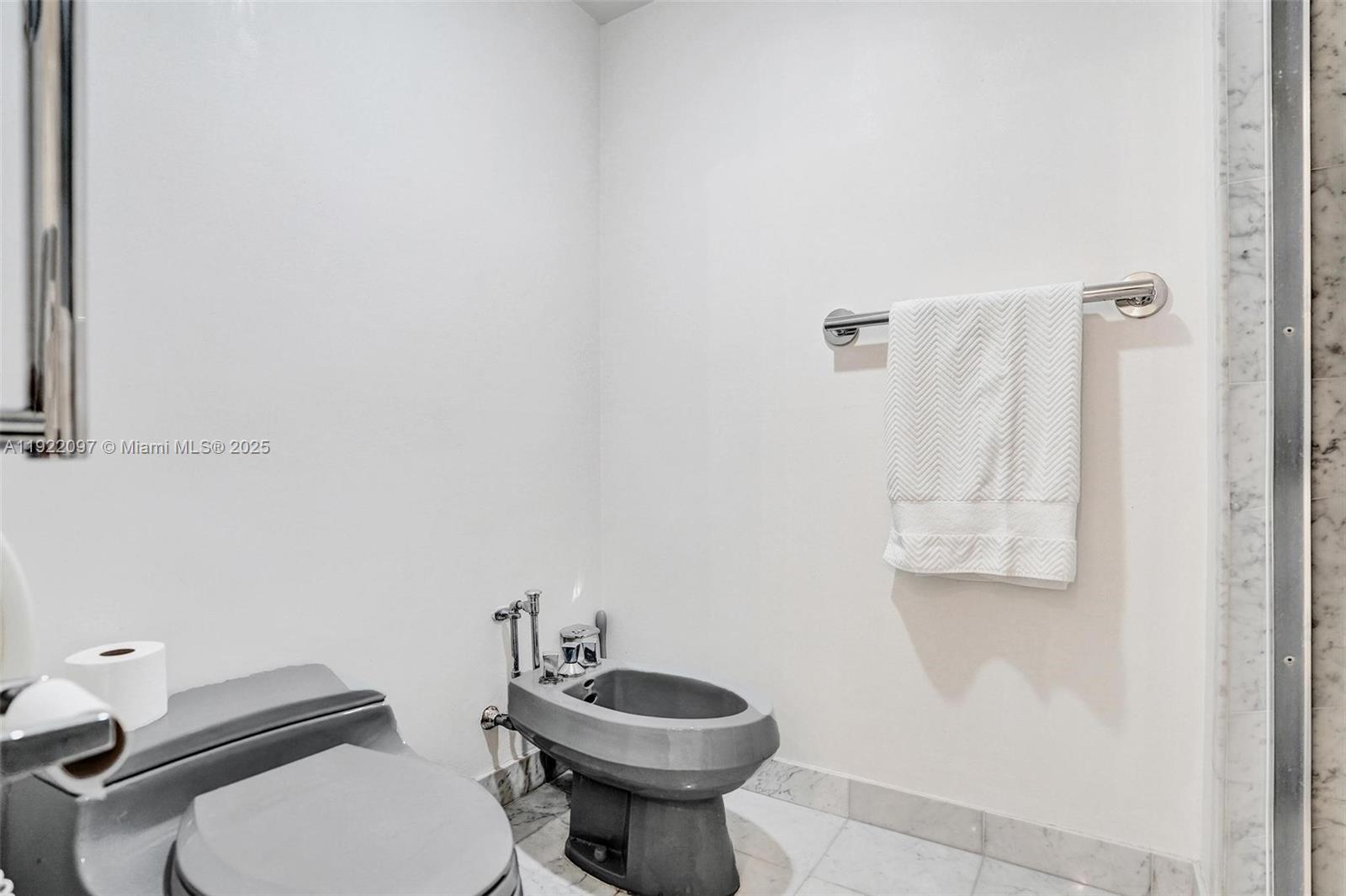 1007 2 / 2 2120 sq. ft. $ 2025-11-28 0 foto