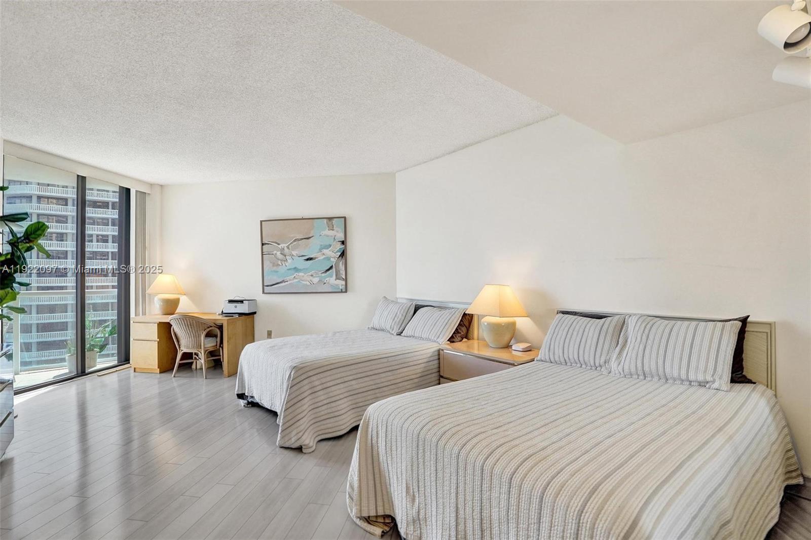 1007 2 / 2 2120 sq. ft. $ 2025-11-28 0 foto