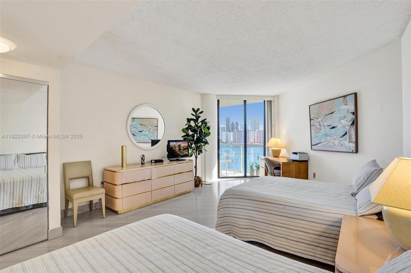 1007 2 / 2 2120 sq. ft. $ 2025-11-28 0 foto