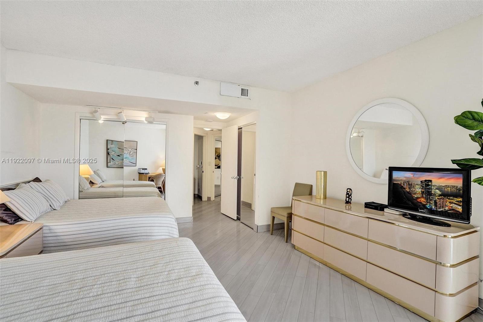 1007 2 / 2 2120 sq. ft. $ 2025-11-28 0 foto