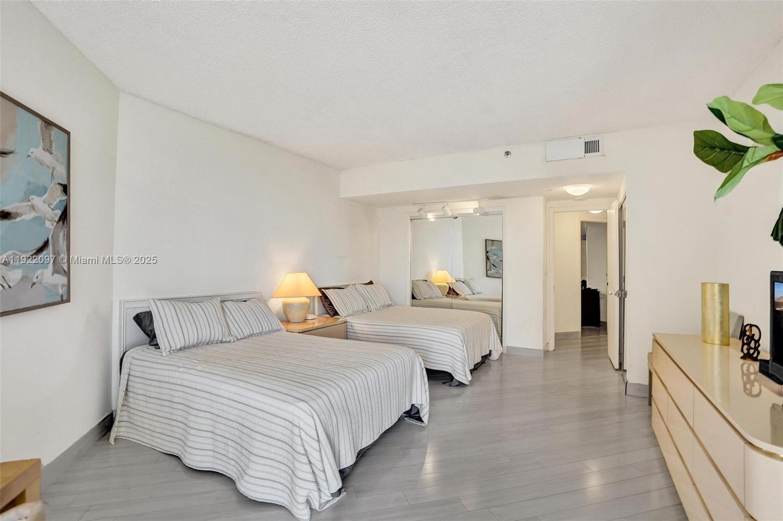 1007 2 / 2 2120 sq. ft. $ 2025-11-28 0 foto