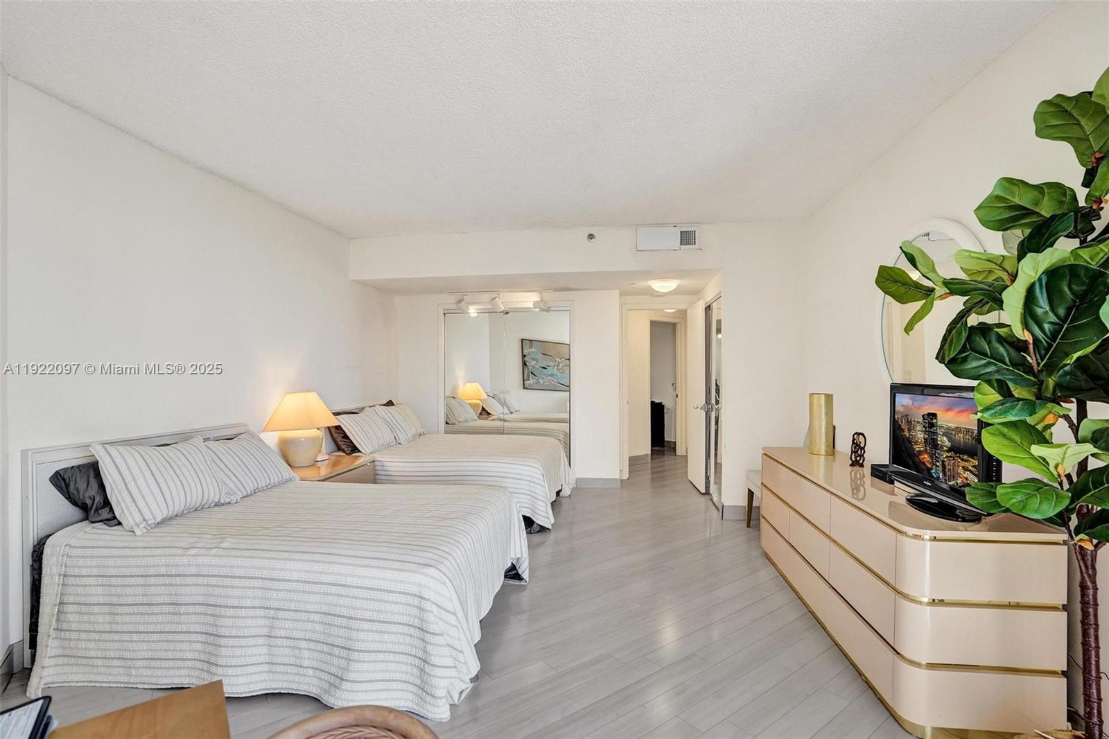 1007 2 / 2 2120 sq. ft. $ 2025-11-28 0 foto