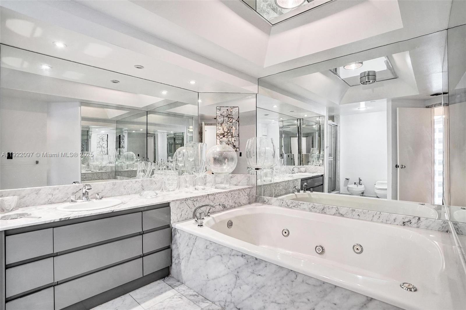 1007 2 / 2 2120 sq. ft. $ 2025-11-28 0 foto