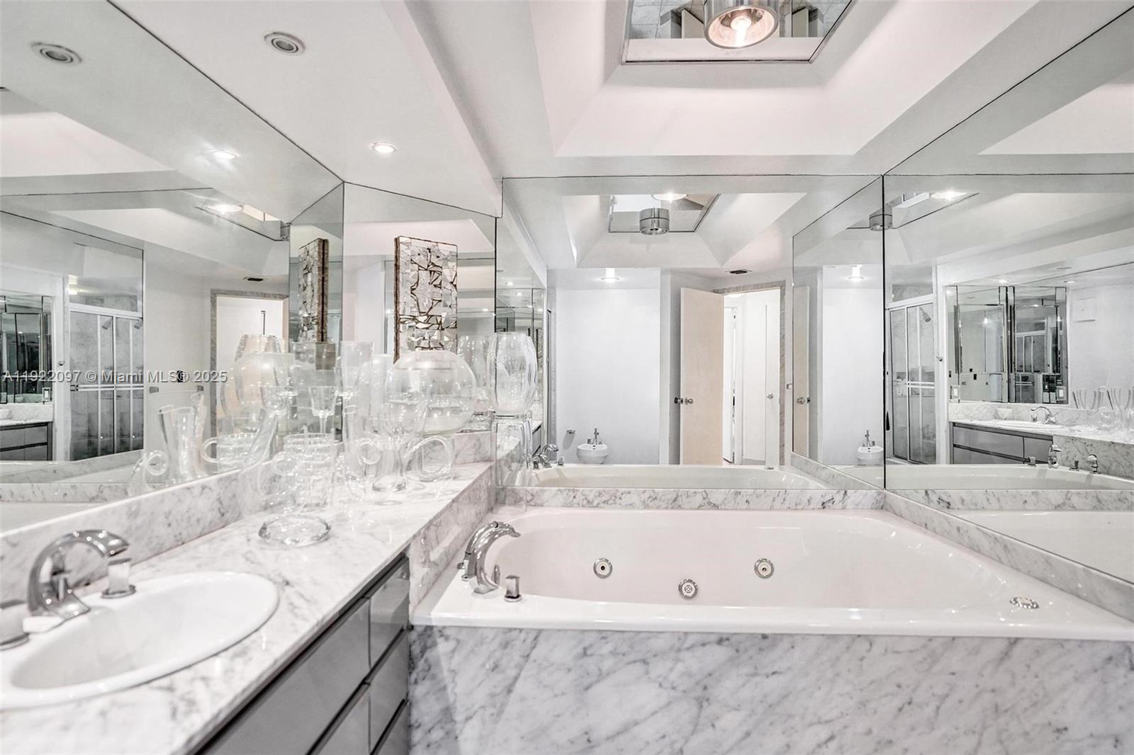 1007 2 / 2 2120 sq. ft. $ 2025-11-28 0 foto