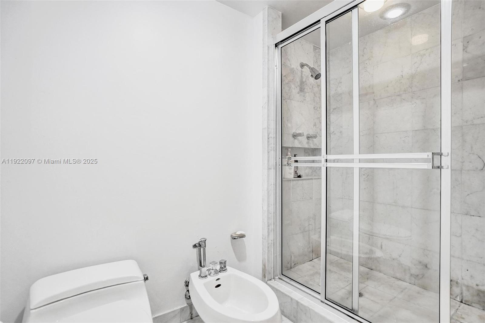 1007 2 / 2 2120 sq. ft. $ 2025-11-28 0 foto