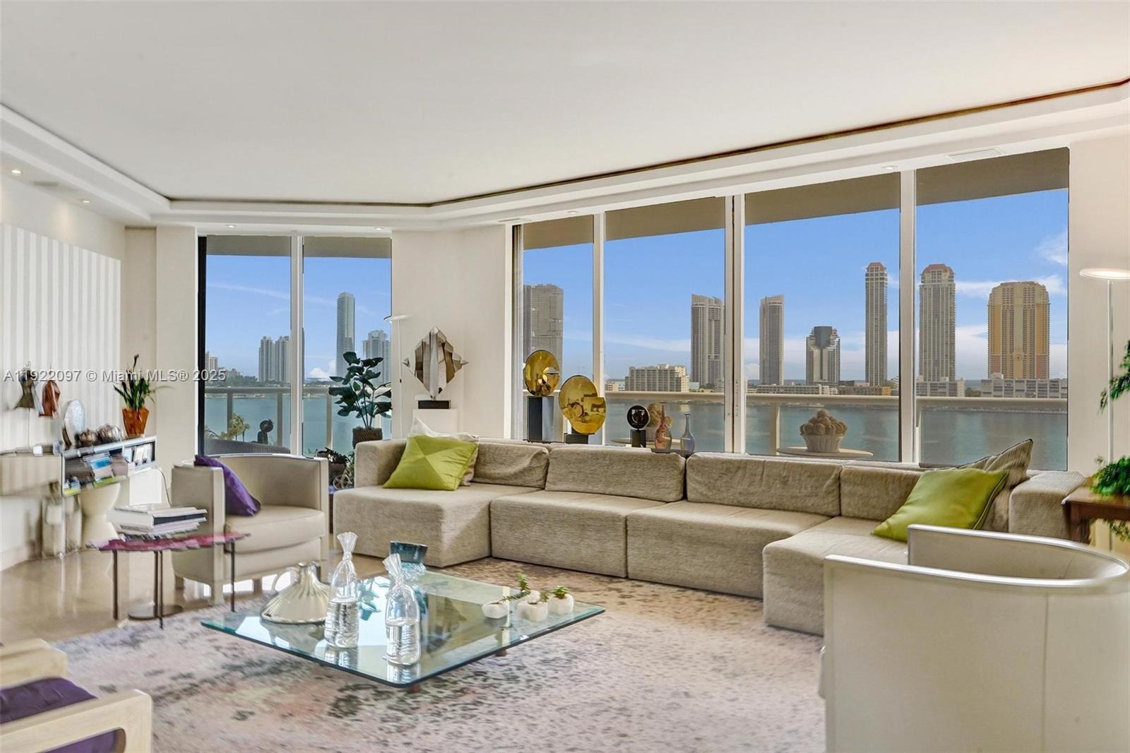 1007 2 / 2 2120 sq. ft. $ 2025-11-28 0 foto