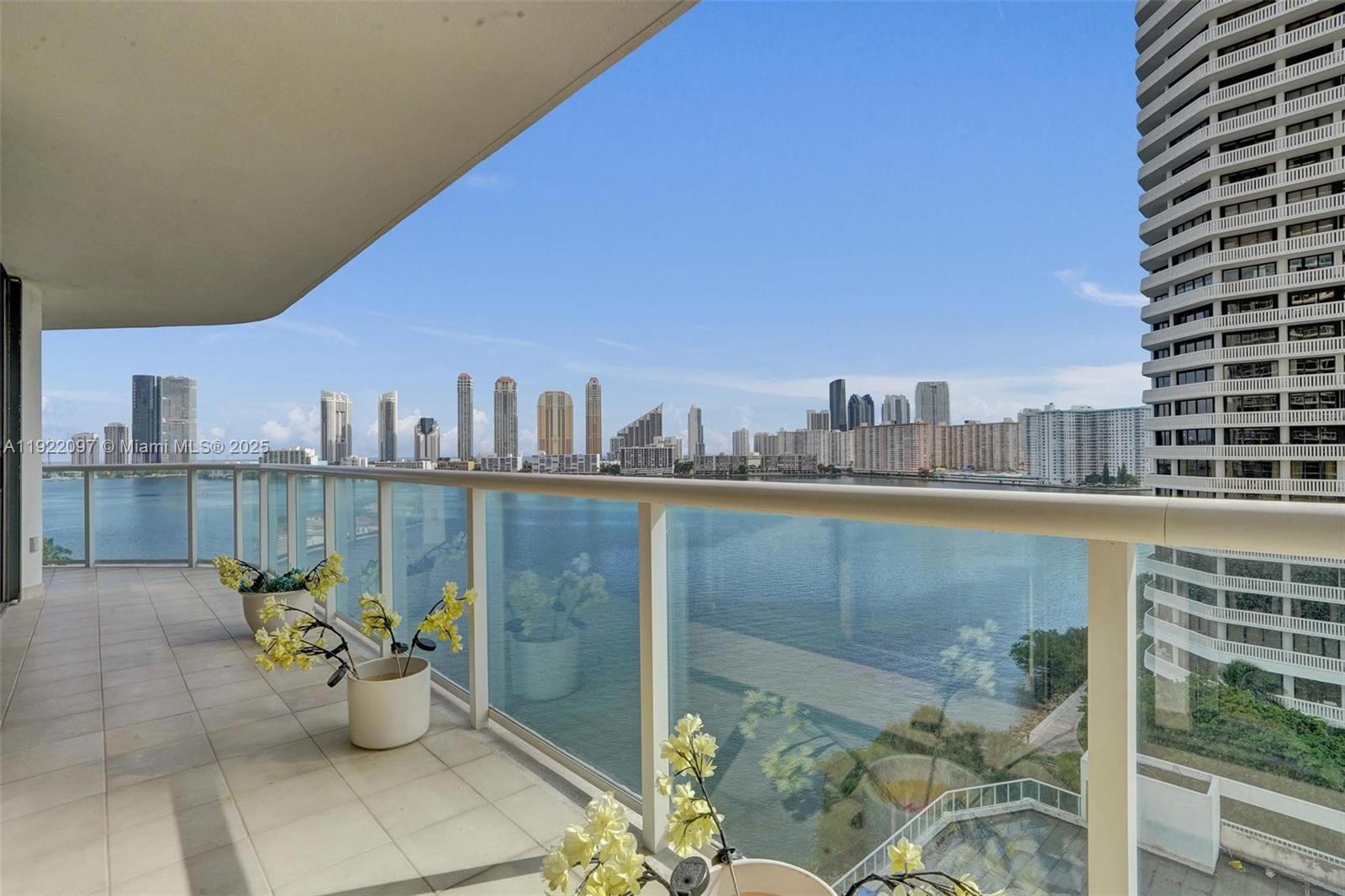 1007 2 / 2 2120 sq. ft. $ 2025-11-28 0 foto