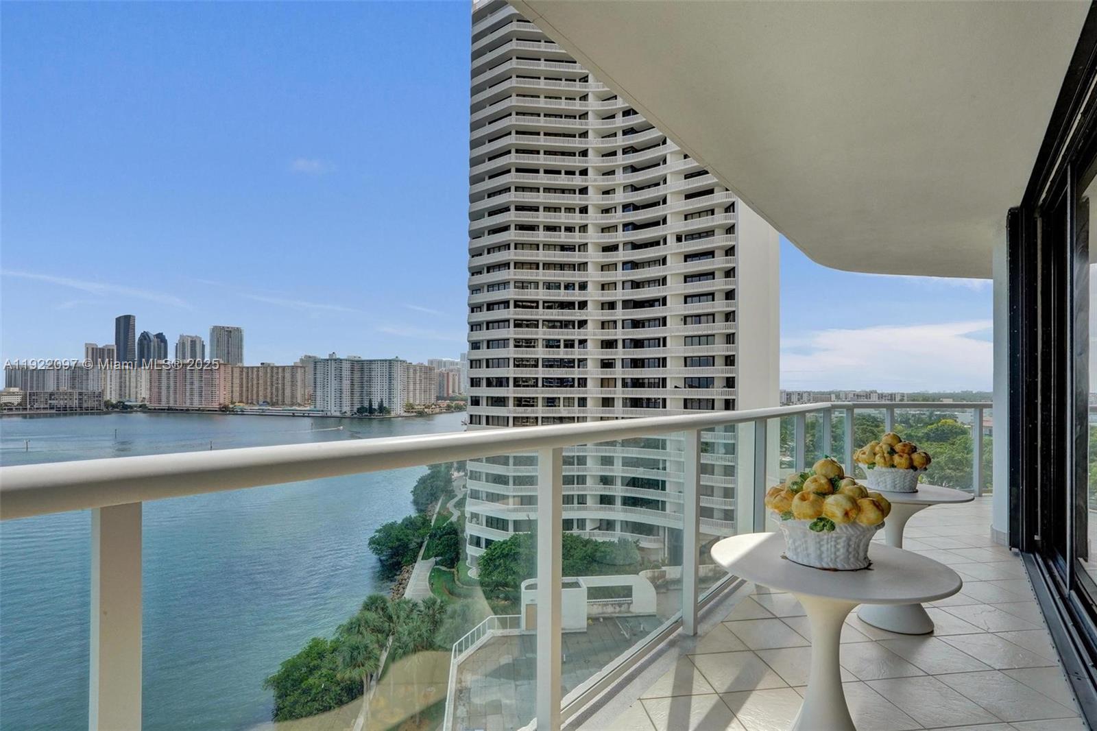 1007 2 / 2 2120 sq. ft. $ 2025-11-28 0 foto