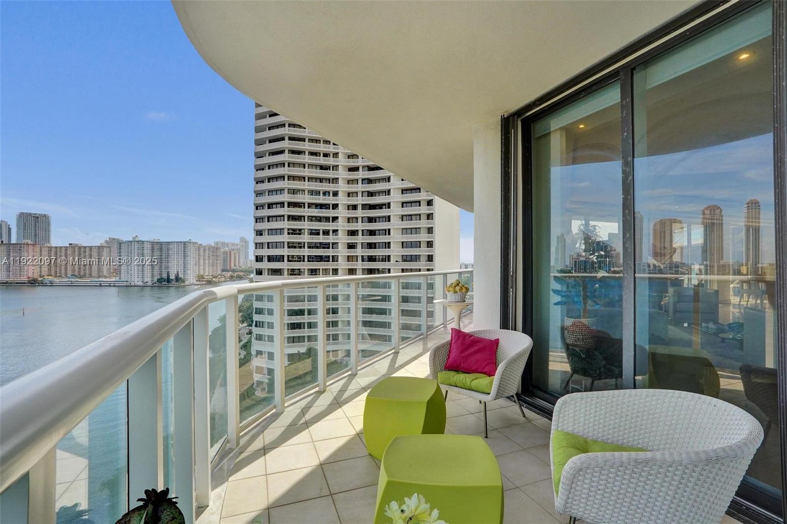 1007 2 / 2 2120 sq. ft. $ 2025-11-28 0 foto