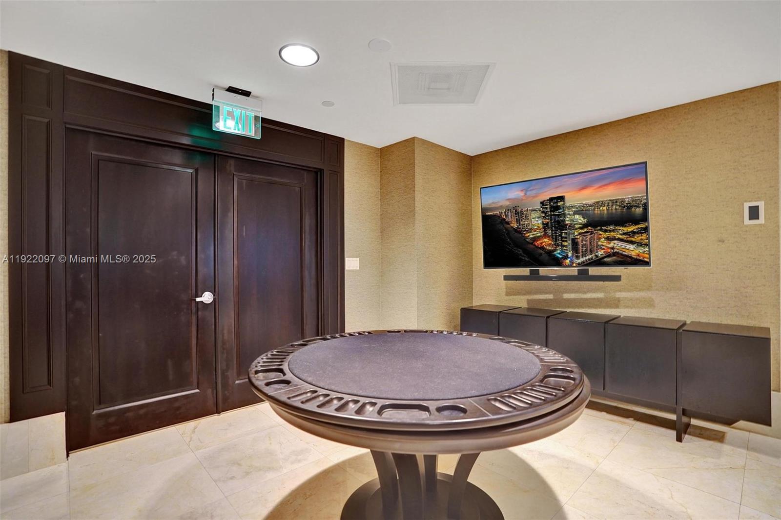 1007 2 / 2 2120 sq. ft. $ 2025-11-28 0 foto