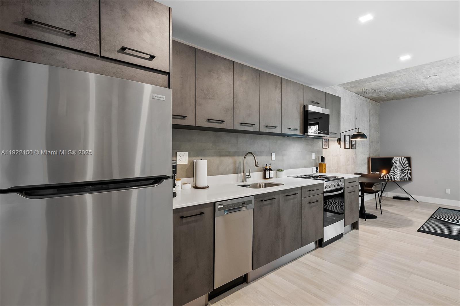   /   sq. ft. $ 2025-11-28 0 Photo