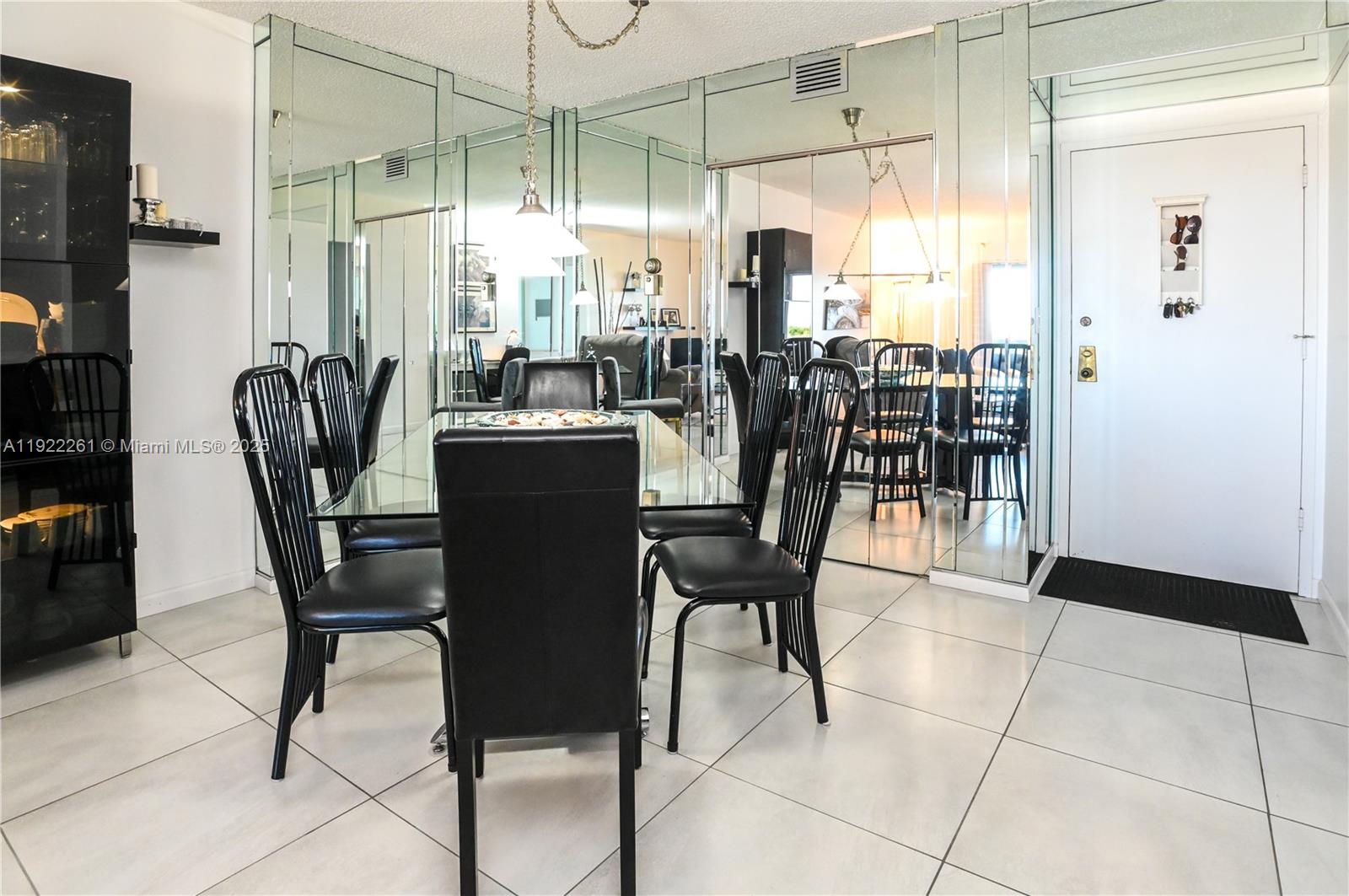 See details 804 1 / 2 844 sq. ft. $ 2025-11-29 0 Photo