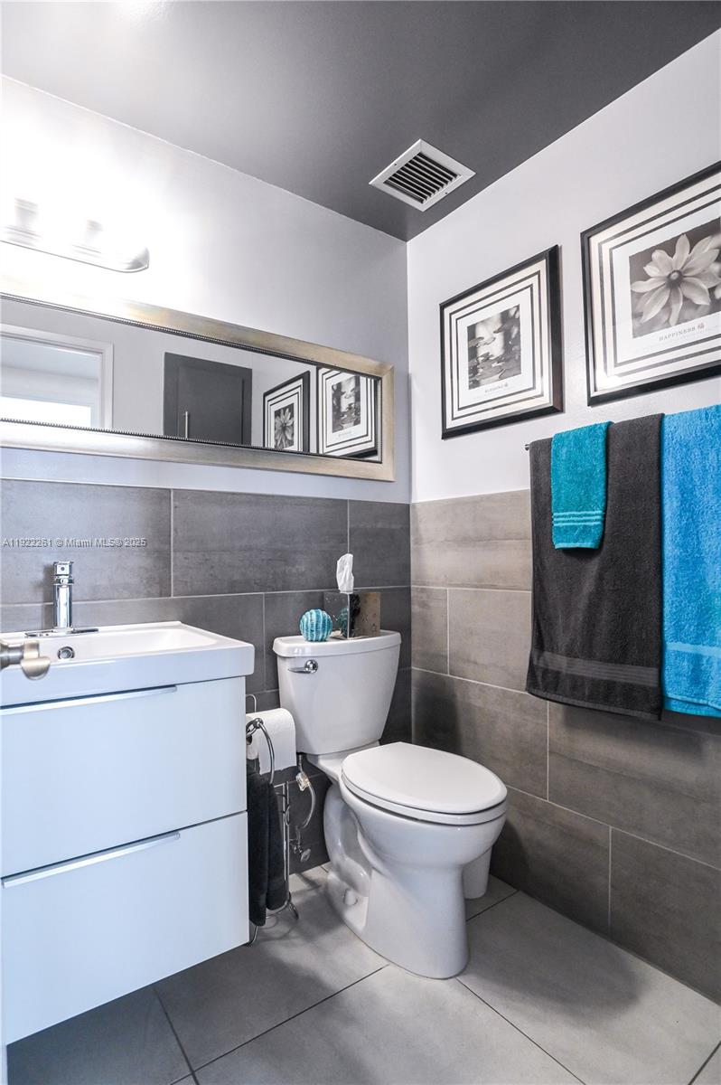 See details 804 1 / 2 844 sq. ft. $ 2025-11-29 0 Photo