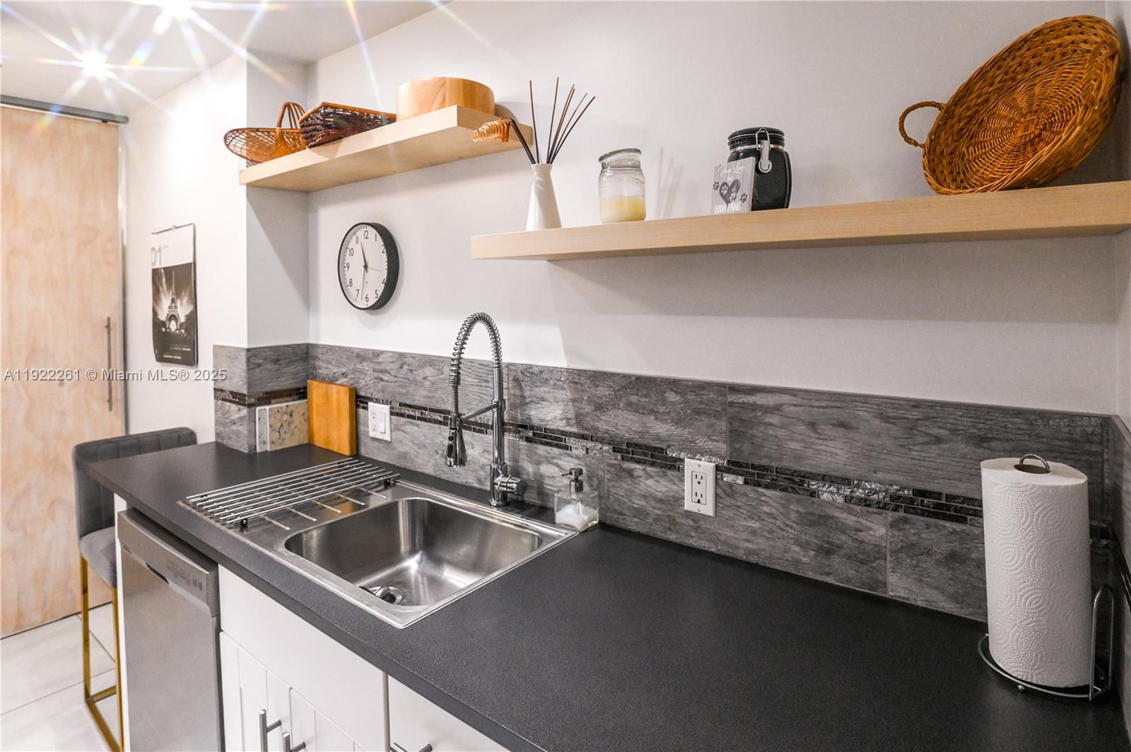 See details 804 1 / 2 844 sq. ft. $ 2025-11-29 0 Photo