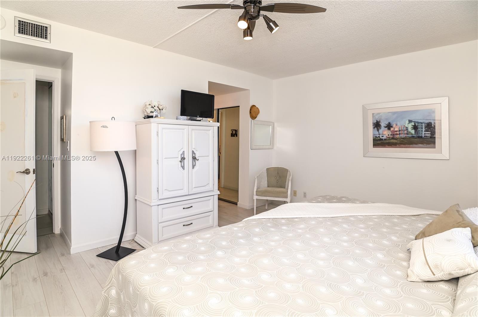 See details 804 1 / 2 844 sq. ft. $ 2025-11-29 0 Photo