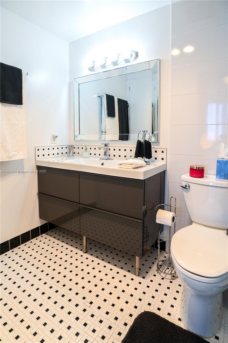 See details 804 1 / 2 844 sq. ft. $ 2025-11-29 0 Photo