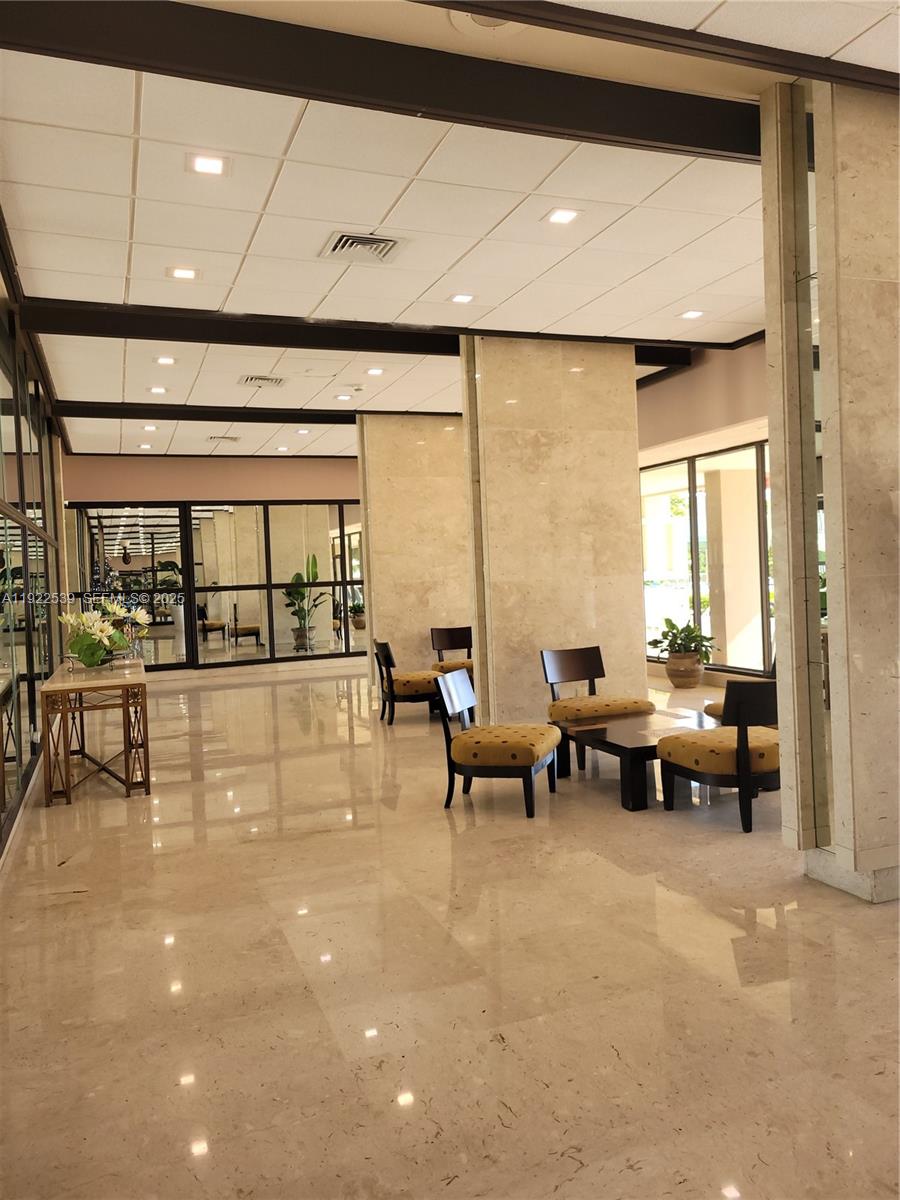 201 1 / 2 762 sq. ft. $ 2025-12-15 0 Photo