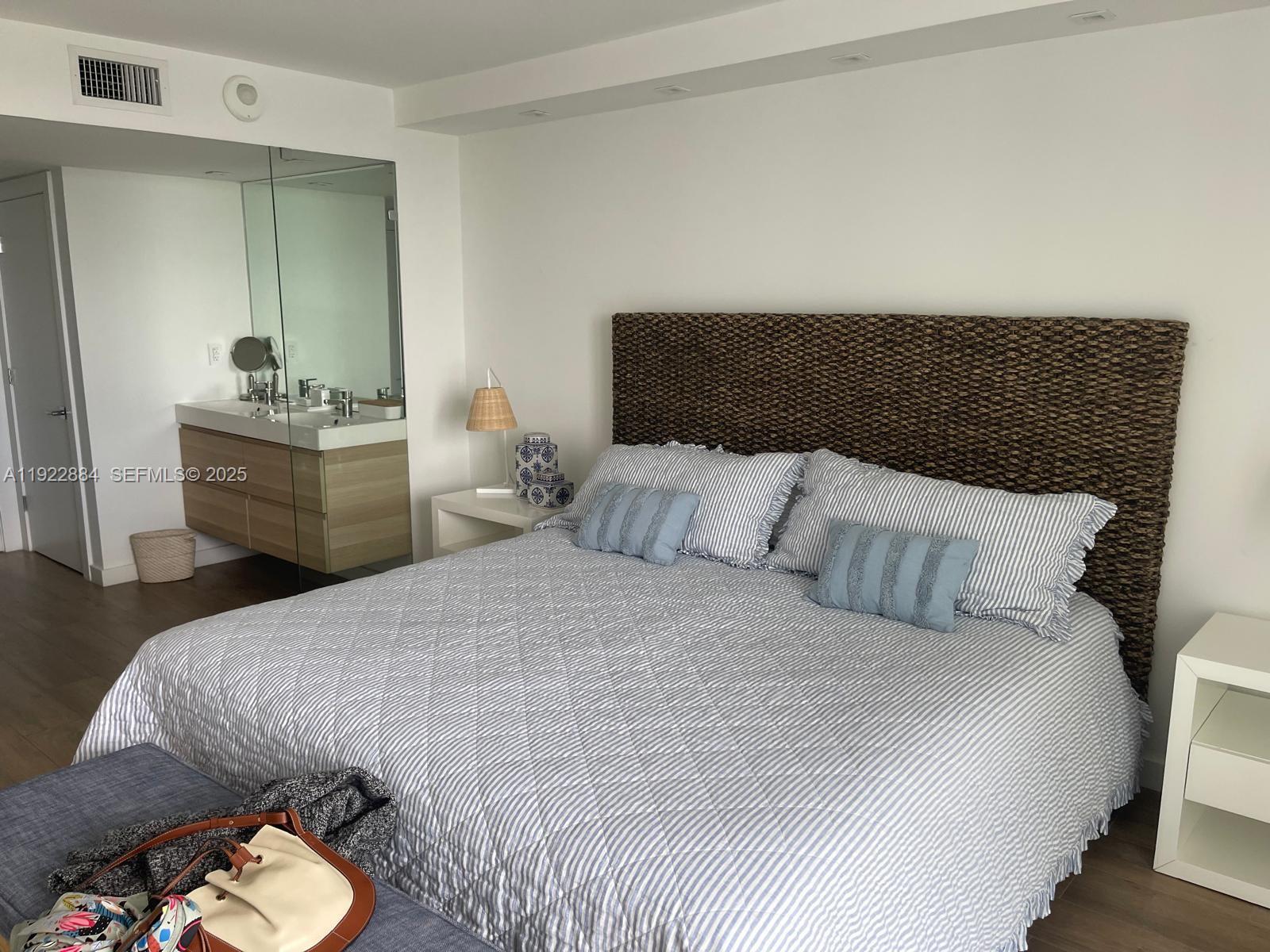 Подробнее 1521 2 / 2 1357 кв.футов $ 2025-12-01 0 Фото