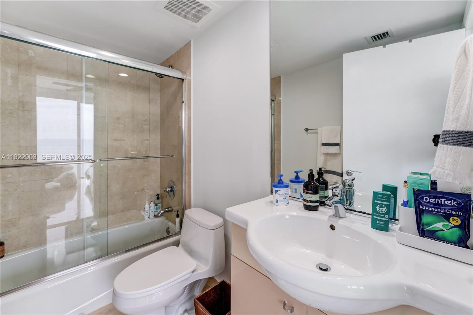 3002 3 / 3 2065 sq. ft. $ 2026-03-06 0 foto
