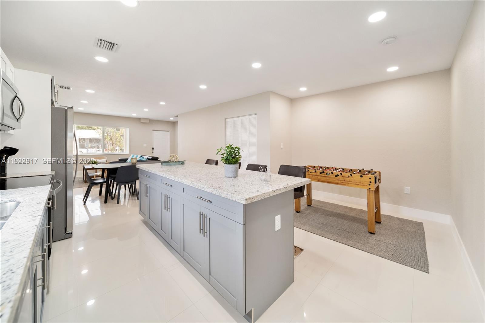 See details / 3456 sq. ft. $ 2025-12-01 0 Photo