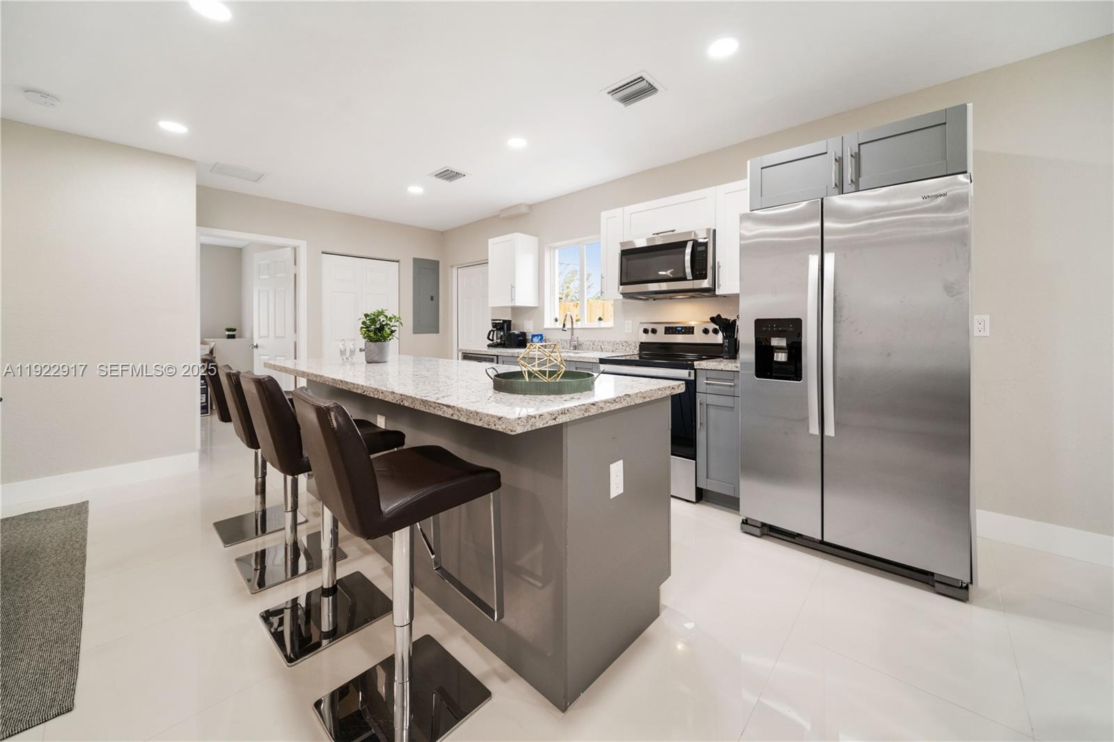 See details / 3456 sq. ft. $ 2025-12-01 0 Photo