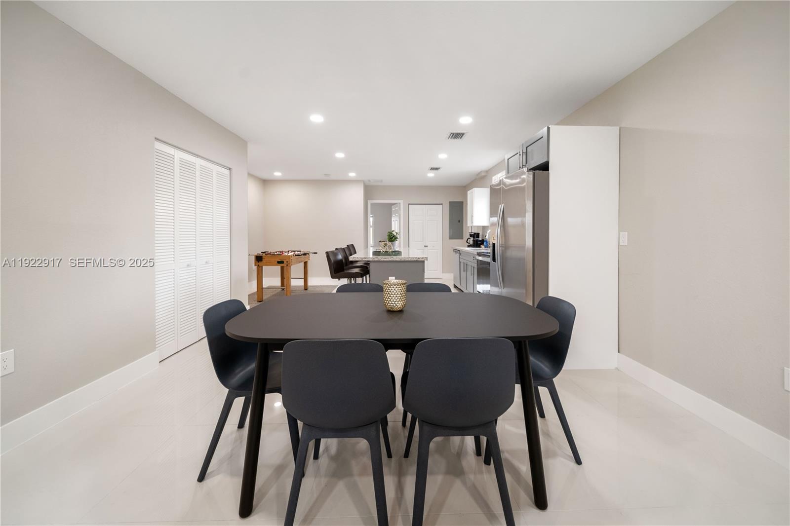 See details / 3456 sq. ft. $ 2025-12-01 0 Photo