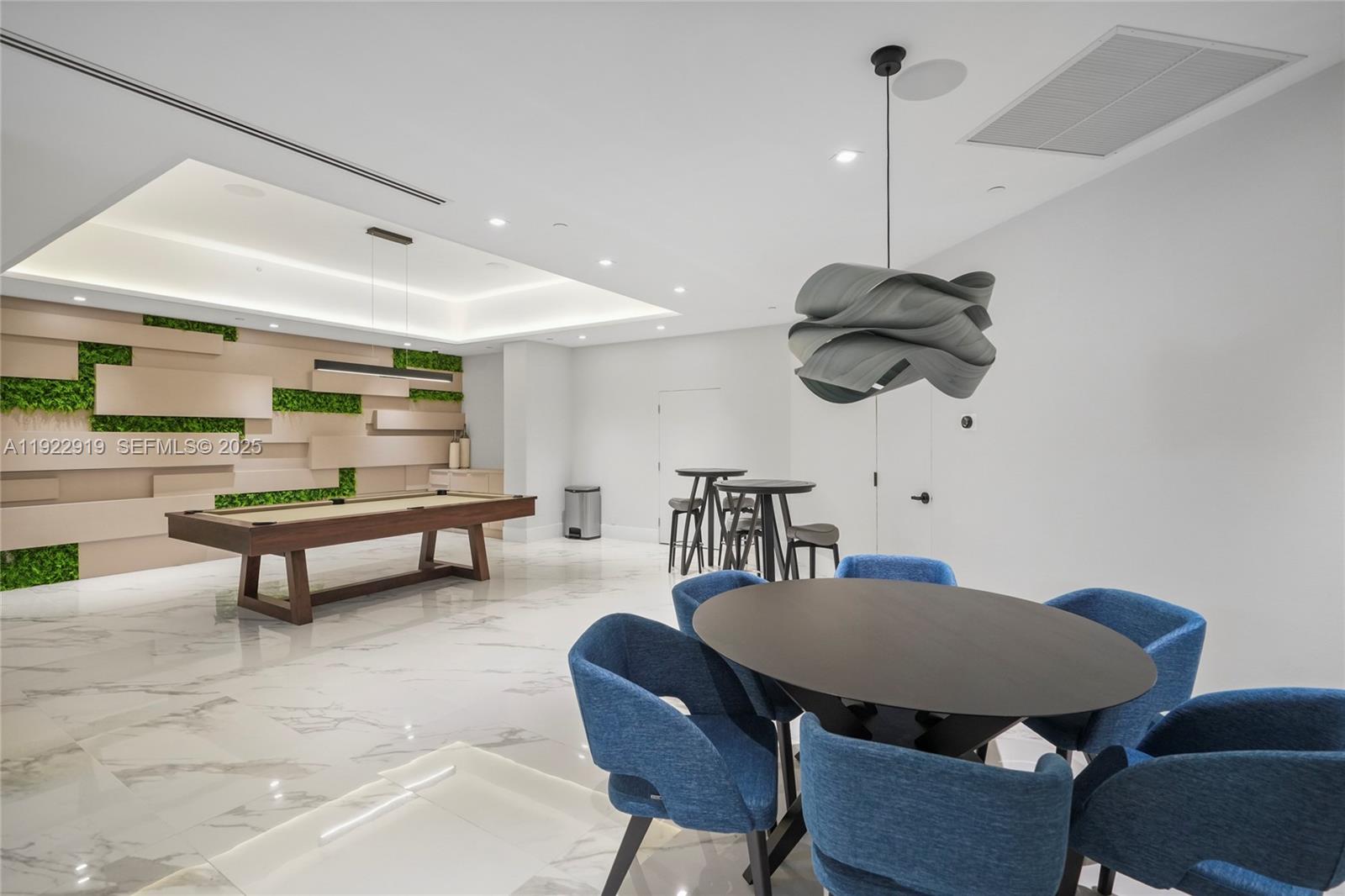 504 3 / 3 1880 sq. ft. $ 2025-12-01 0 foto