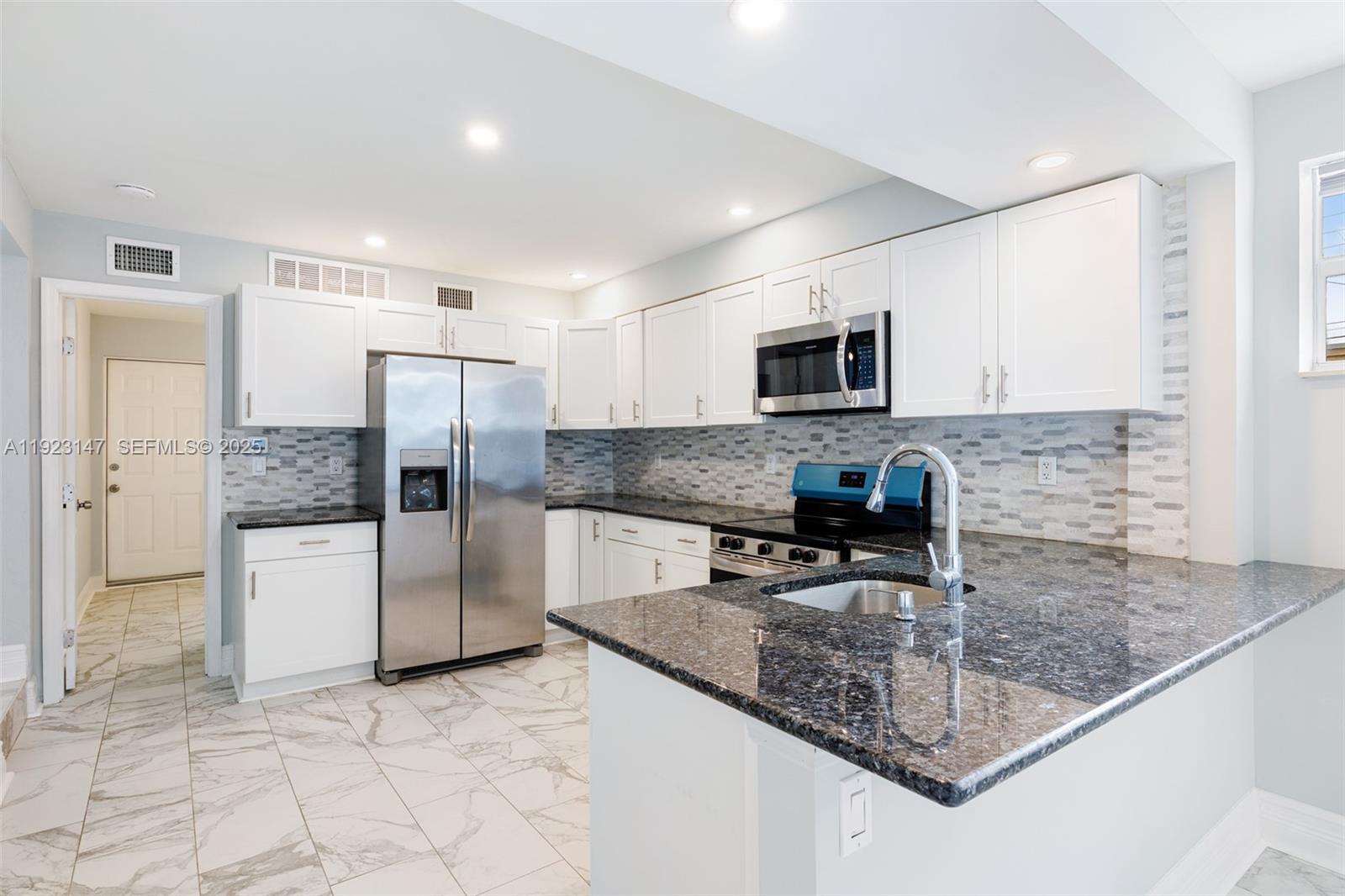 See details / 1928 sq. ft. $ 2025-12-01 0 Photo