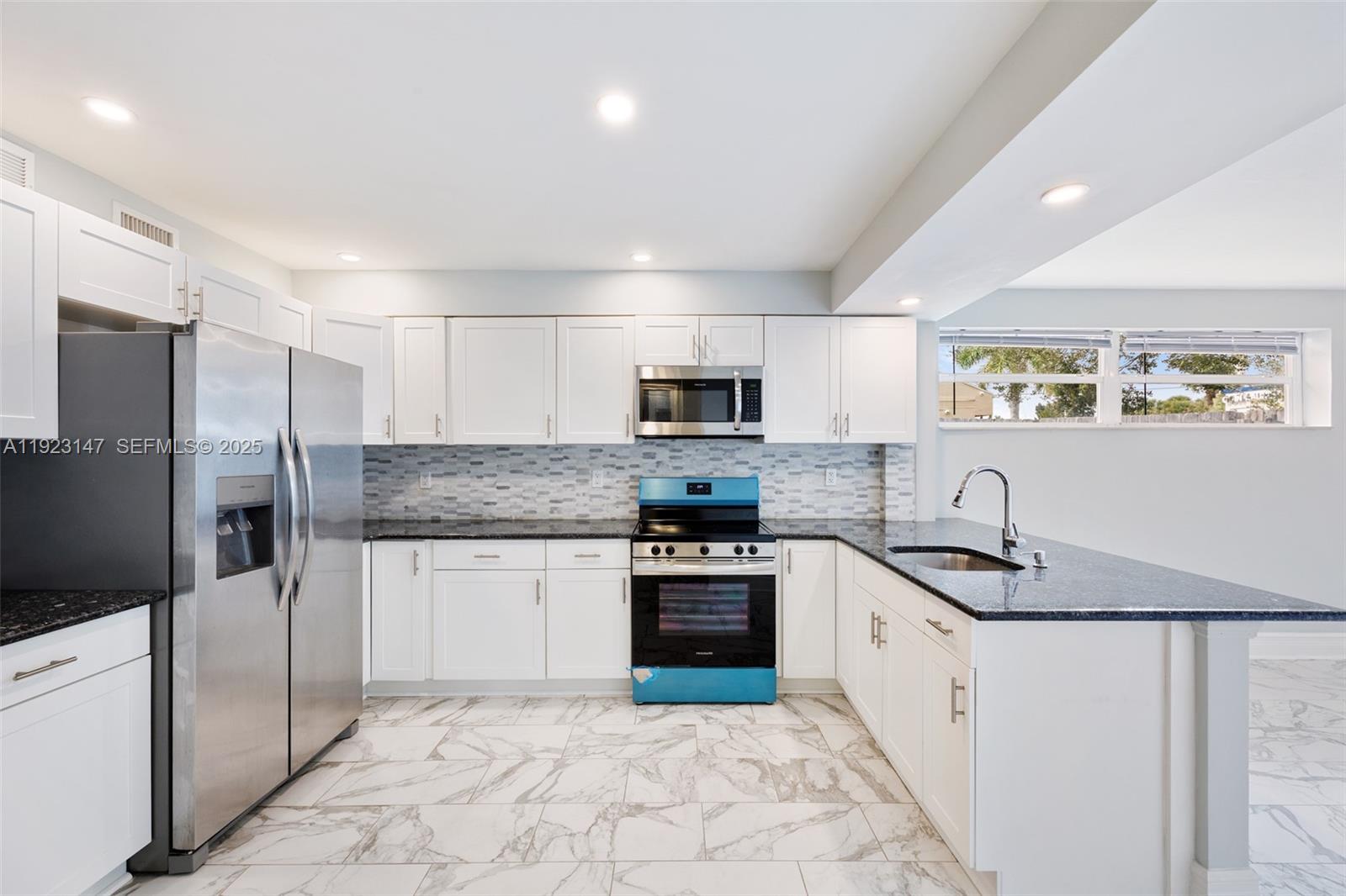 See details / 1928 sq. ft. $ 2025-12-01 0 Photo