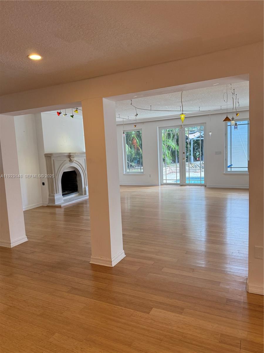   /   sq. ft. $ 2025-12-01 0 Photo