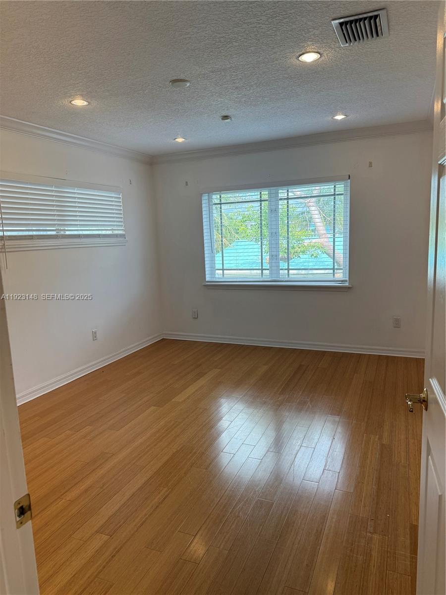   /   sq. ft. $ 2025-12-01 0 Photo