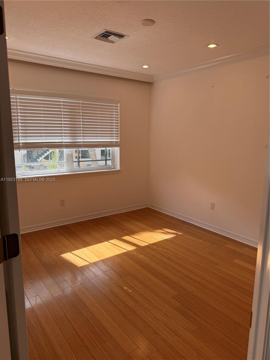   /   sq. ft. $ 2025-12-01 0 Photo