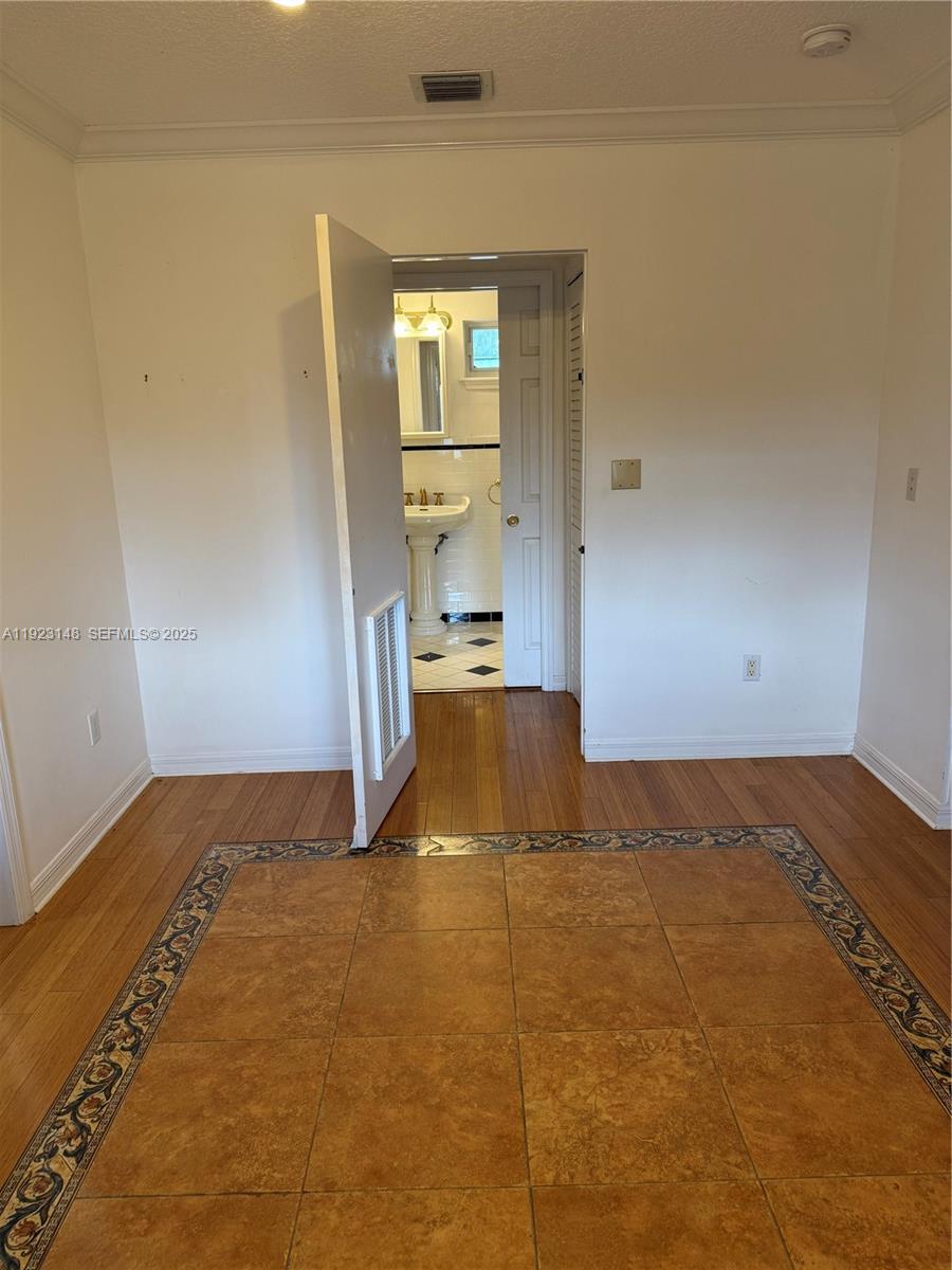   /   sq. ft. $ 2025-12-01 0 Photo