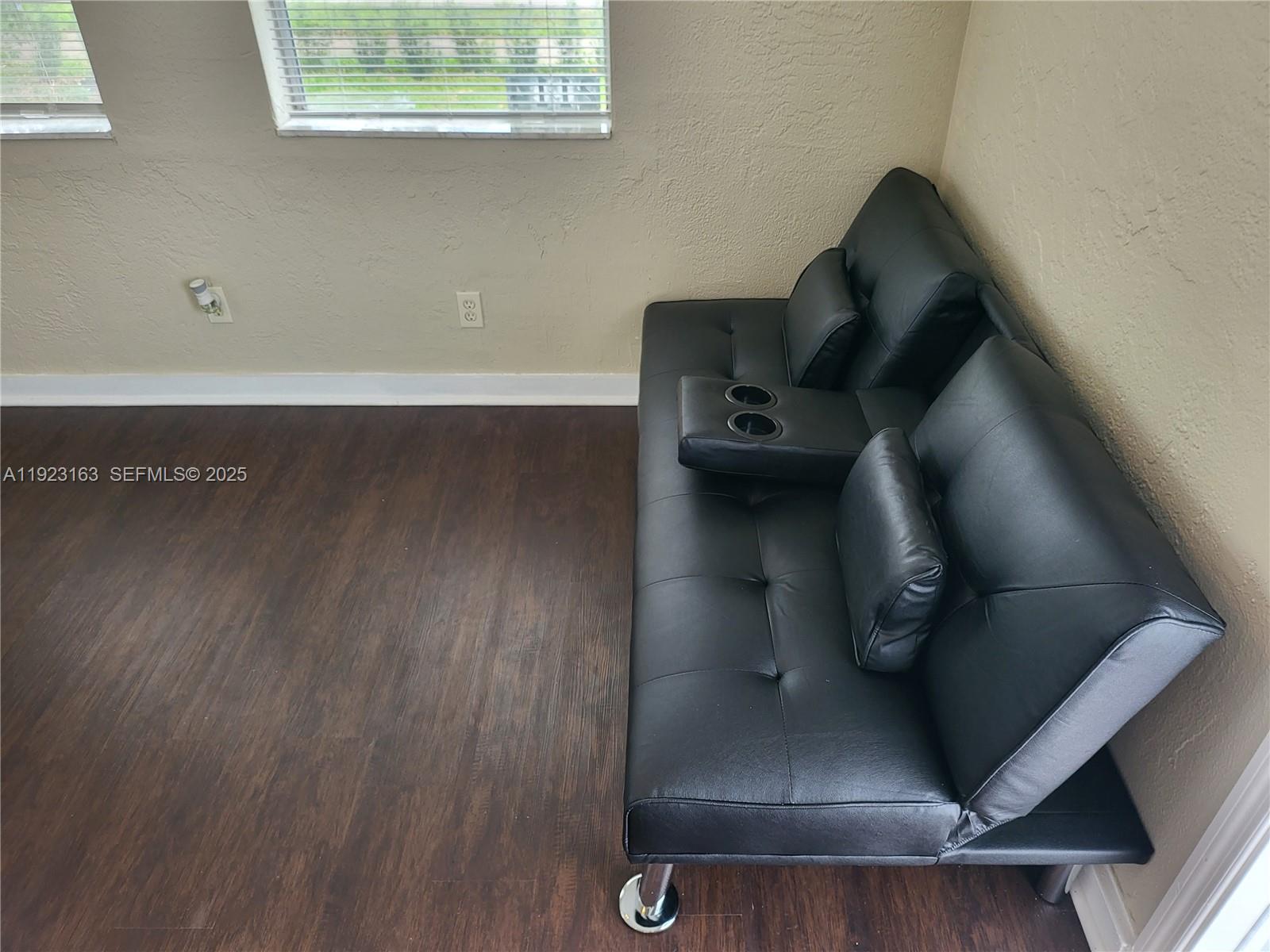 See details / 986 sq. ft. $ 2025-12-01 0 Photo