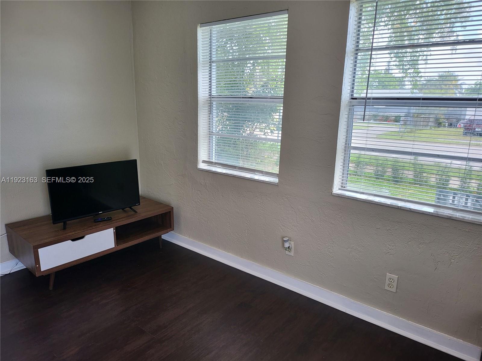 See details / 986 sq. ft. $ 2025-12-01 0 Photo