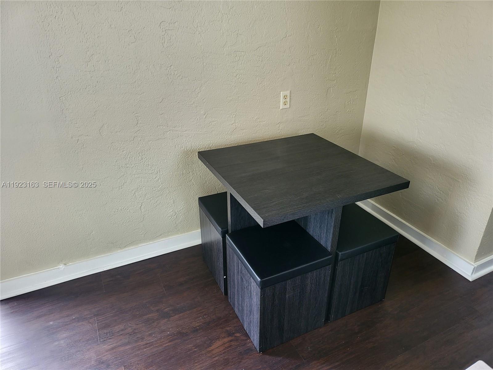 See details / 986 sq. ft. $ 2025-12-01 0 Photo