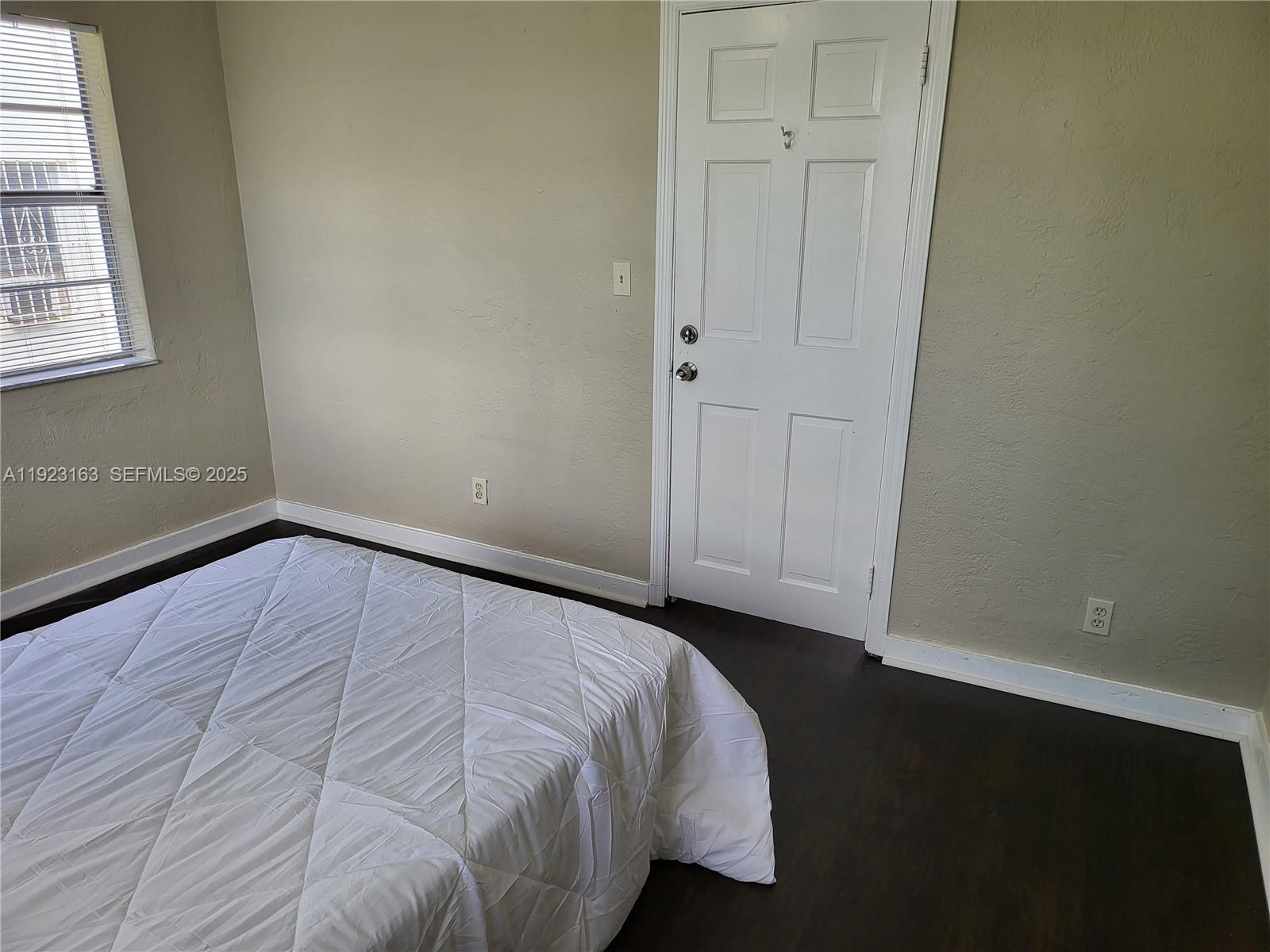 See details / 986 sq. ft. $ 2025-12-01 0 Photo