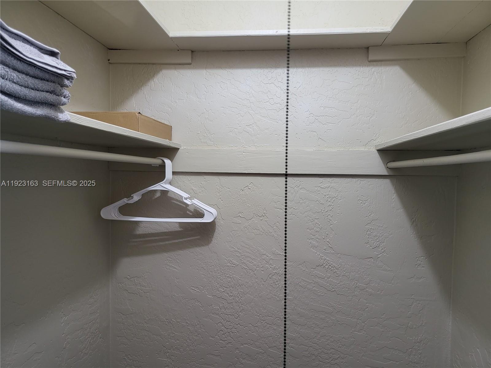 See details / 986 sq. ft. $ 2025-12-01 0 Photo